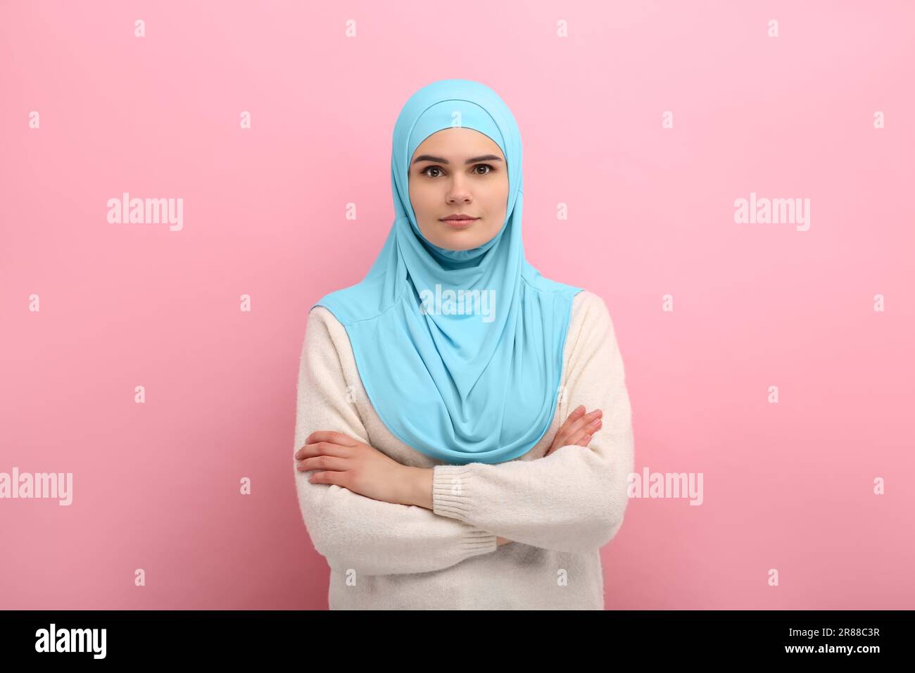 Portrait of Muslim woman in hijab on pink background Stock Photo - Alamy