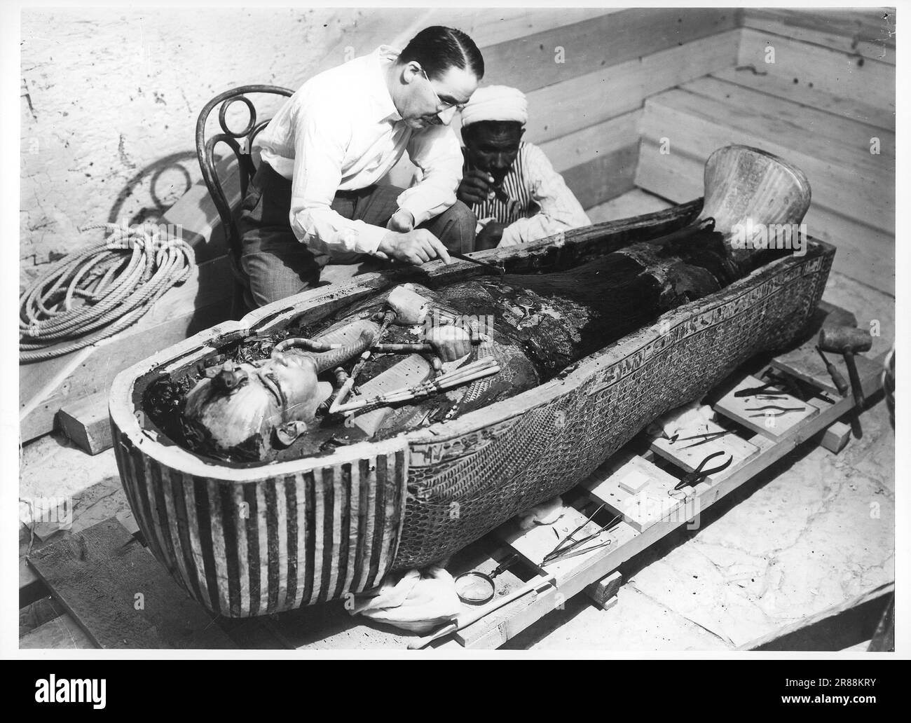 Opening coffin Pharaoh tutankhamun Stock Photo - Alamy