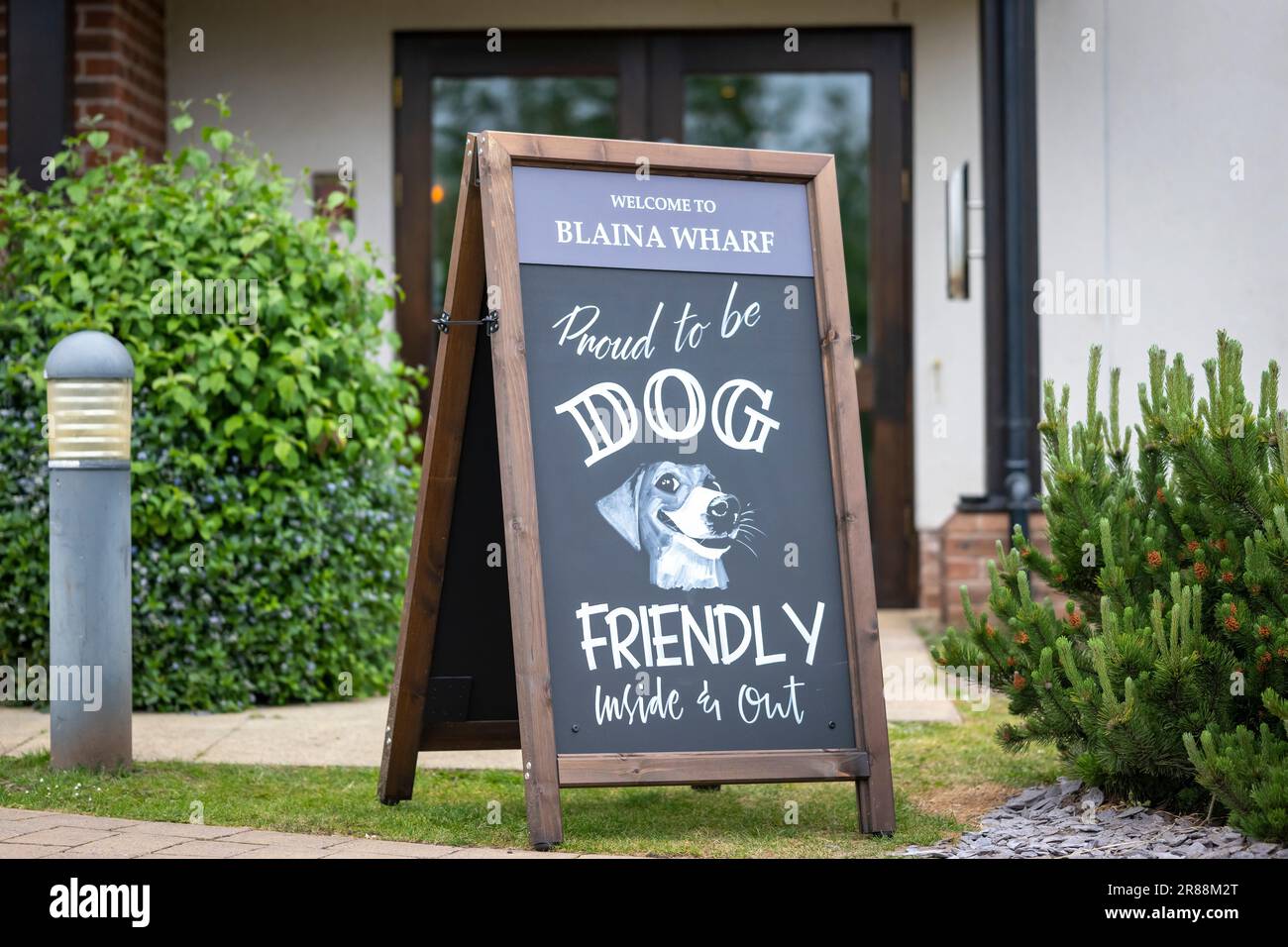 A Sign Outside A Dog Friendly Pub Stock Photo Alamy a-sign-outside-a-dog-friendly-pub-stock-photo-alamy