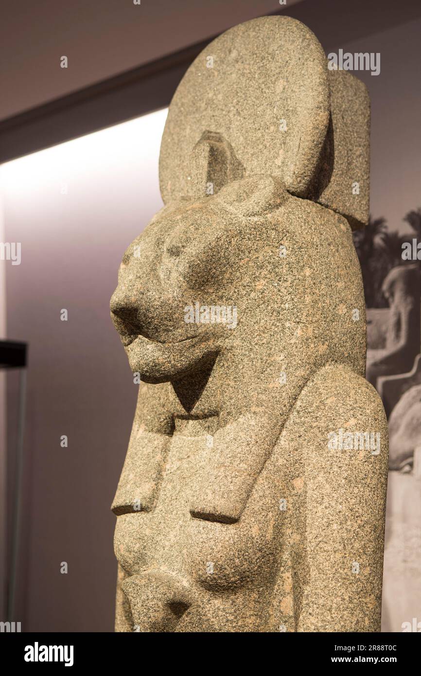 Bastet statue hi-res stock photography and images - Alamy