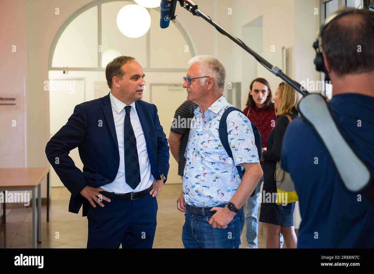 Saarlouis, Germany. 20th June, 2023. Lawyer Holger Kröninger (l) talks to Armin König, mayor of the municipality of Illingen, before the start of the trial. The first lawsuits against the mine water rise in former coal mines approved in the Saarland will be heard on Tuesday (10 a.m.) at the Higher Administrative Court in Saarlouis. It concerns three of a total of eleven pending lawsuits, as the court announced. Credit: Oliver Dietze/dpa/Alamy Live News Stock Photo