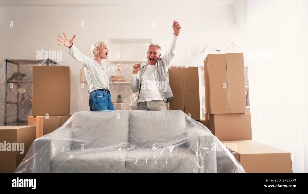 New home moving house happy couple man woman joy Stock Photo - Alamy