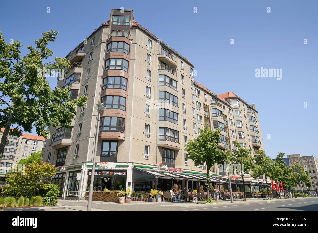 Plattenbau aus DDR-Zeiten, Hannah-Arendt-Straße, Mitte, Berlin ...