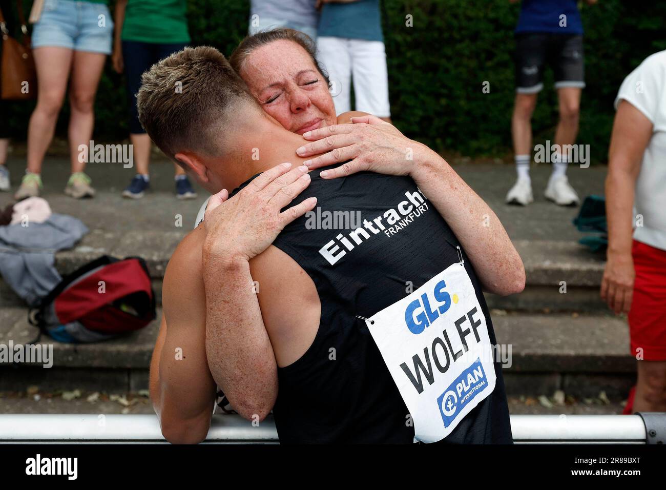 Leichtathletik, 26.  Stadtwerke Ratingen Mehrkampf - Meeting am 18. 06. 2023  in Ratingen , Deutschland Zehnkampf Männer, Stabhochsprung Umarmung 1500 m Zieleinlauf WOLFF Jannis Eintracht  Frankfurt e.V. Foto : Norbert Schmidt, Düsseldorf Stock Photo