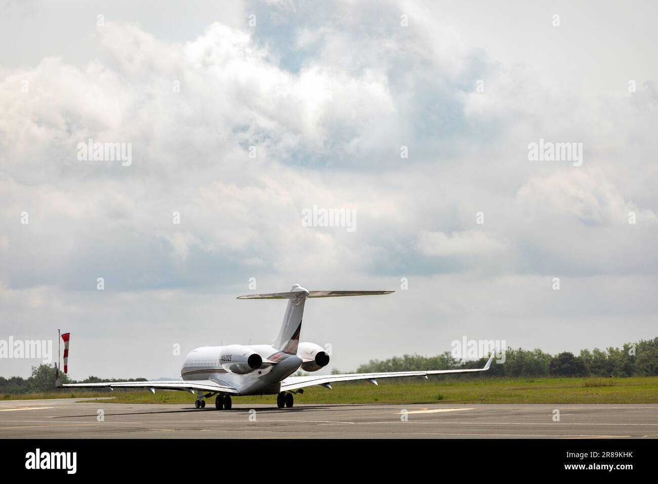 NetJets Bombardier Global 6000 taxiing to runway for takeoff Stock