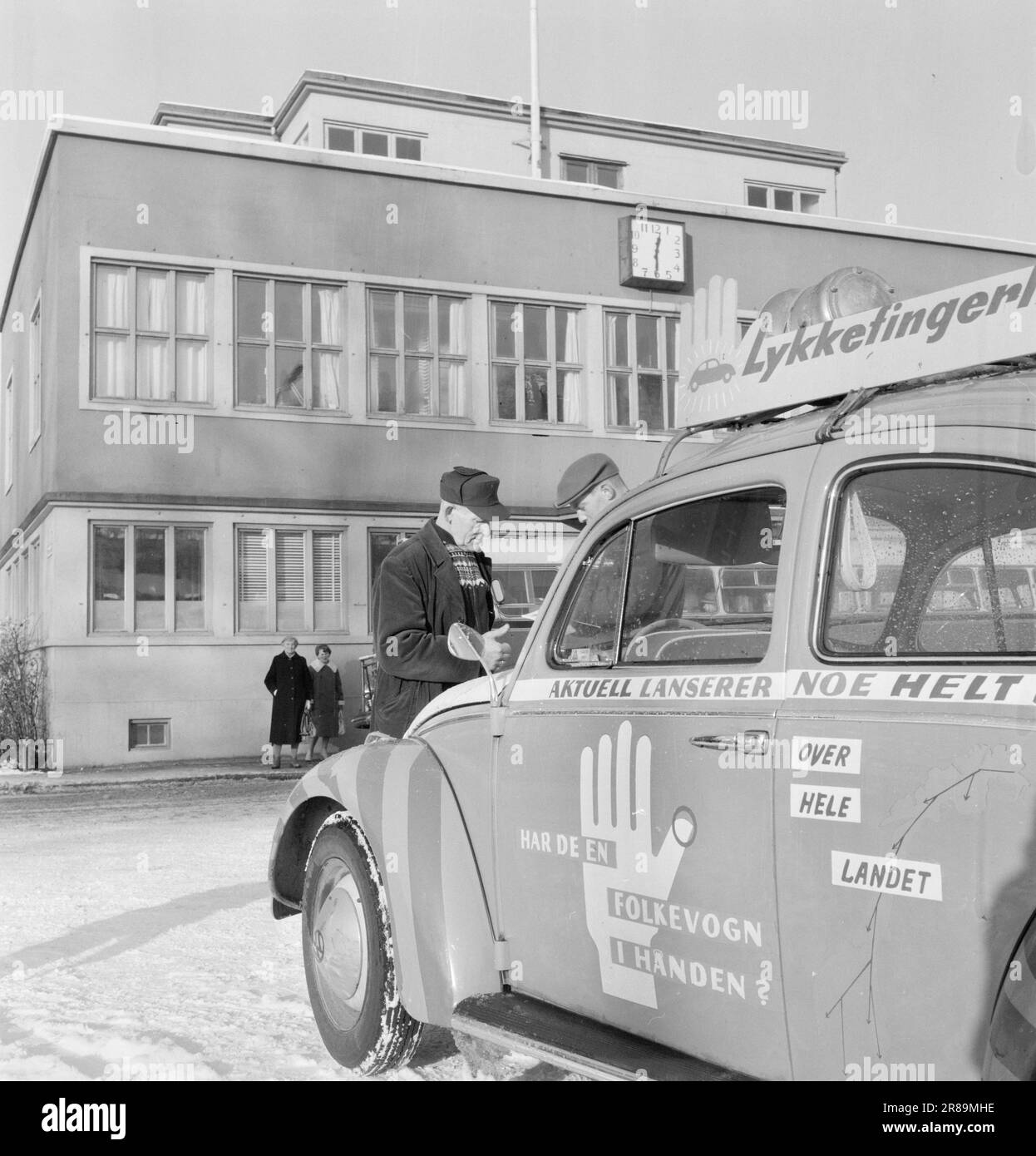 Actual 50-7-1960: They can get a free car The lucky streak continues in Østfold. For some reason, our car became particularly popular among the girls in Moss. Never have so many girls, misses and housewives blackened our blocks in such a steady stream as during those dinner hours when we invited Moss to take part in the Lucky Finger Run.  Current lucky finger men collect fingerprints in the Christmas spirit in Moss.  Photo: Bjørn Bjørnsen / Aktuell / NTB ***PHOTO NOT IMAGE PROCESSED*** Stock Photo