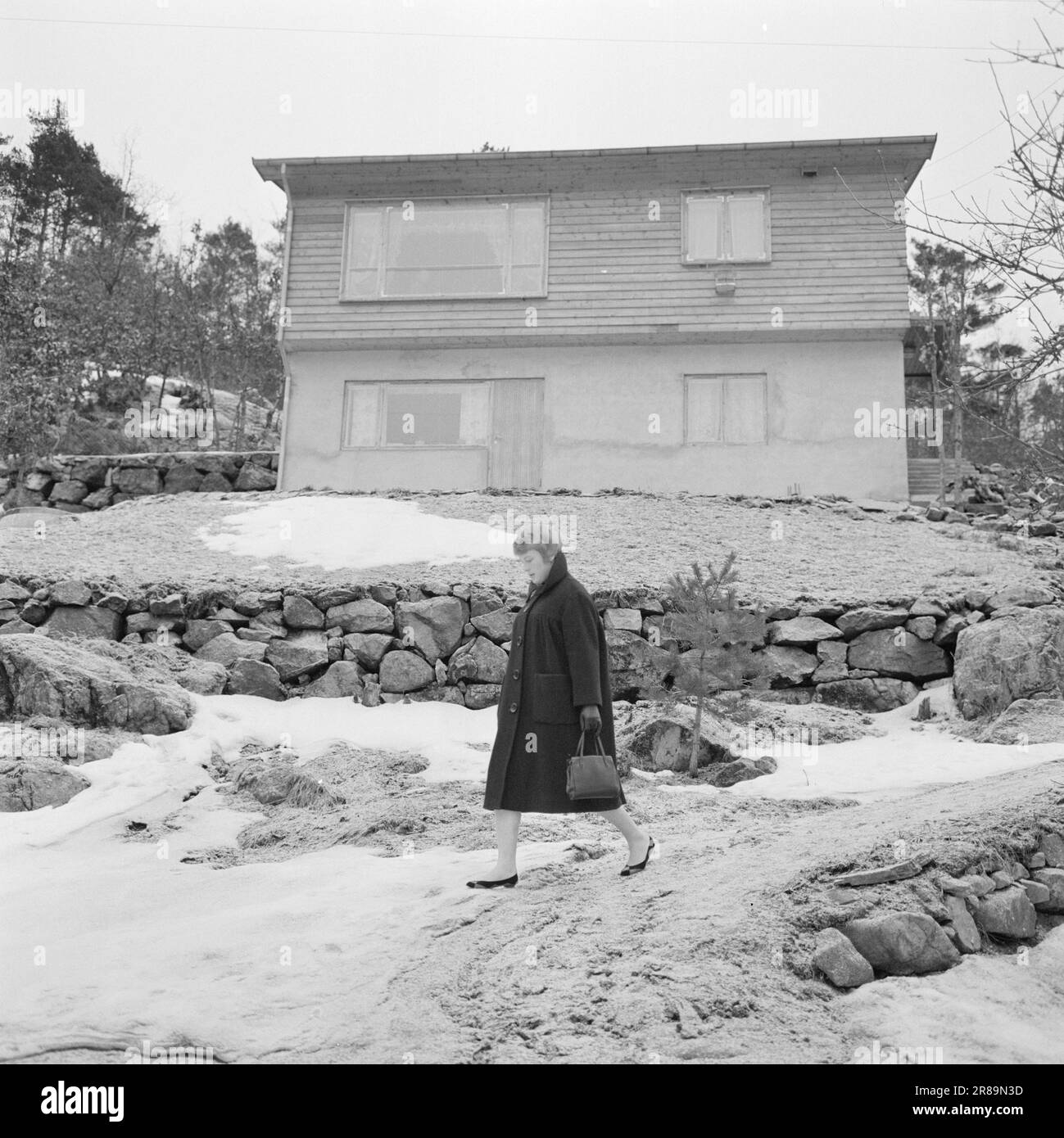 Actual 6-7-1960: On old plots Anne-Marie Rockefeller from Søgne – transformed into Mrs. Rockefeller from New York – has honored her home village with a quick visit.  The well-known villa on the hill came into the limelight again when it was leaked that the daughter in the house was home for a short winter holiday.  Photo: Aage Storløkken / Aktuell / NTB ***PHOTO NOT IMAGE PROCESSED*** Stock Photo