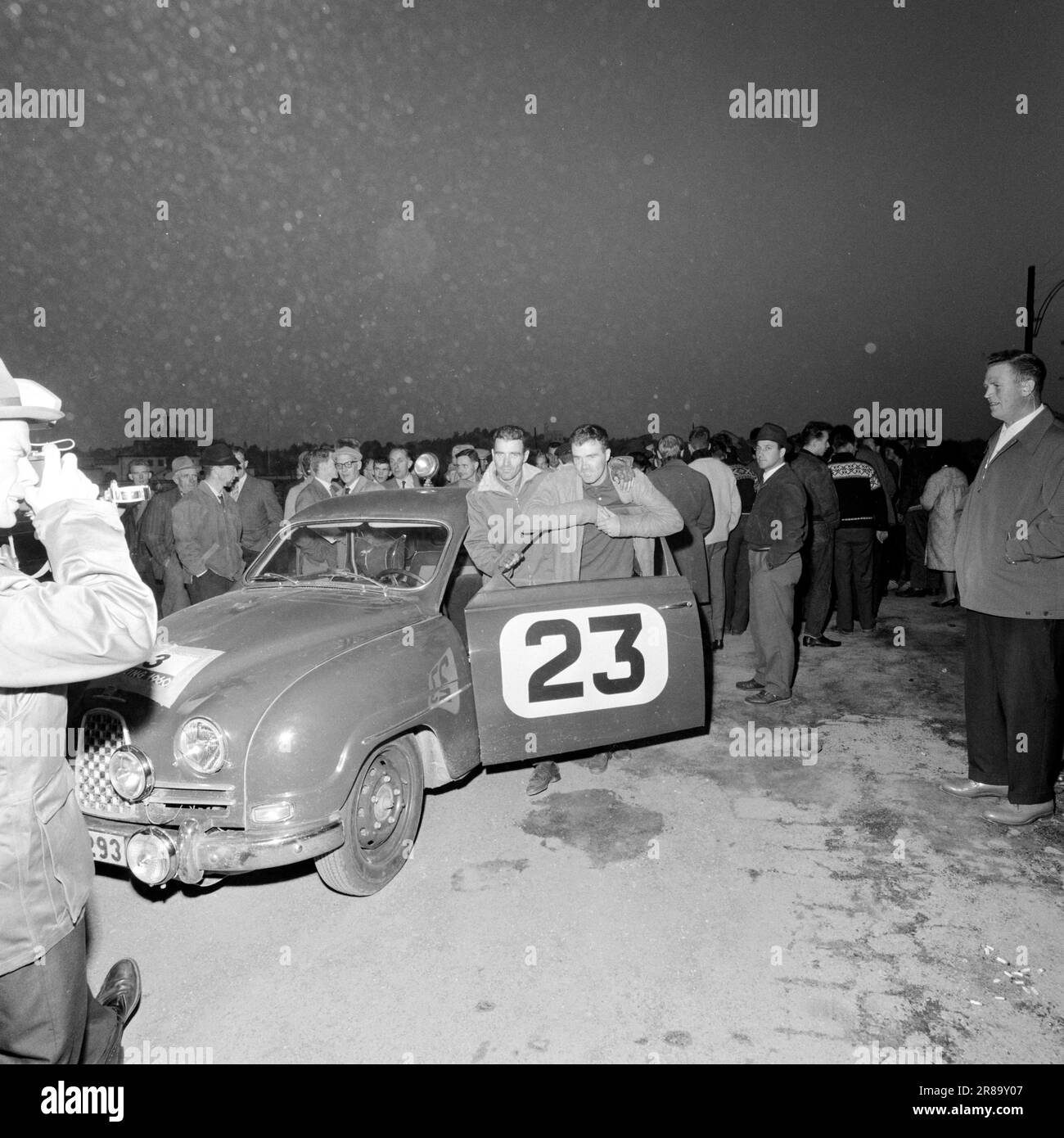 Actual 42-3-1960: Speed fever in sharp curves For 42 hours, we followed ...