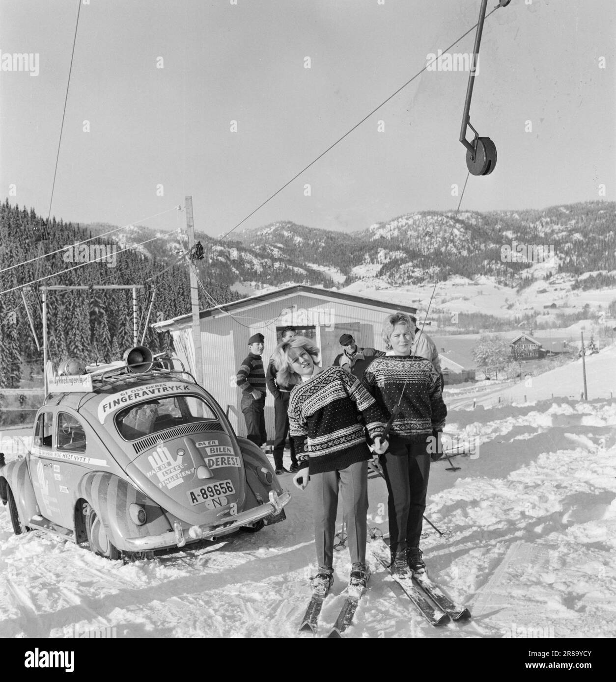 Current 53-11-1960: Who wants a free car? The lucky finger car continues its journey in winter-clad Telemark. If you have the right thumbprint you can win a car.  The identical twins Anne and Åse Brekke in Morgedal try both the new ski move and their luck with their thumbs. The twins are identical, but their fingerprints are different.  Photo: Sverre A. Børretzen / Arnfinn B. Storkaas / Aktuell / NTB ***PHOTO NOT IMAGE PROCESSED*** Stock Photo