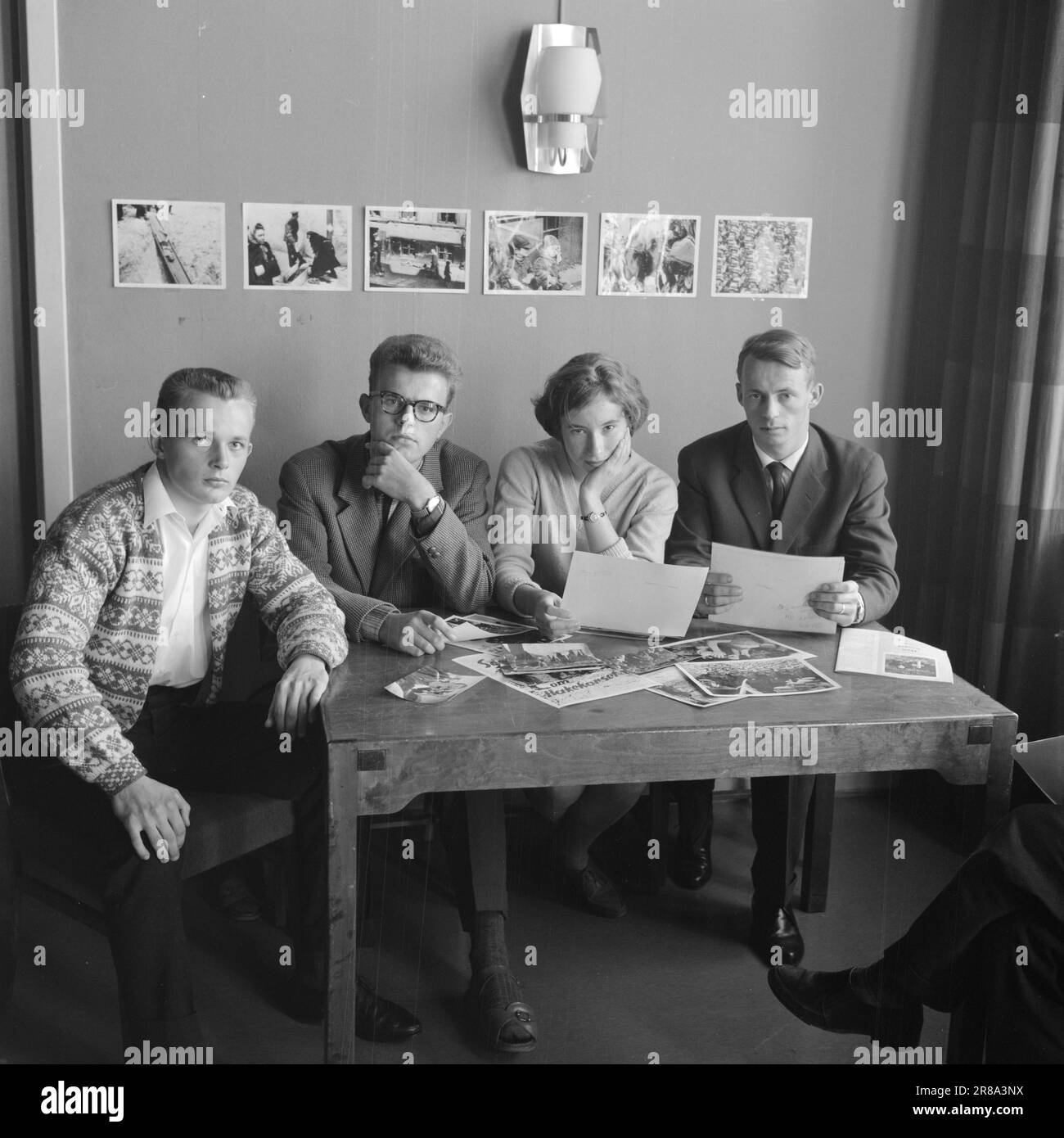 Actual 44-2-1960: We did not know this Three high school students, Lars Bleken (18), Tore Bergseng (18), and Anne-Lise Kristiansen (17), have gathered for reflection after the screening of 'The truth about the swastika', the documentary film about the rise and fall of the Hitler regime, compiled from clips from film newspapers and German film archives. Together with the three high school students, there is also Ole Herman Ramberg, a teacher's school student (28), but with a good deal of military service behind him and the only one in the company who has personal memories of the war and the Ger Stock Photo