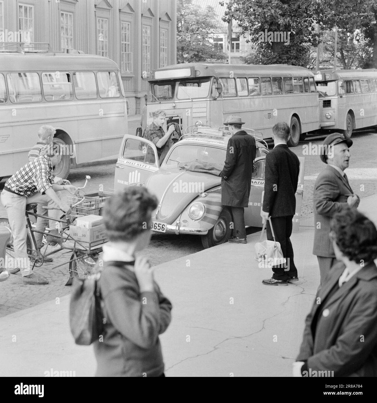 Current 41 5 1960 Lucky finger run On the occasion of car sales becoming free Aktuell presents something completely new to its readers the large and comprehensive Lucky Finger Race 1960. Photo Aktuell