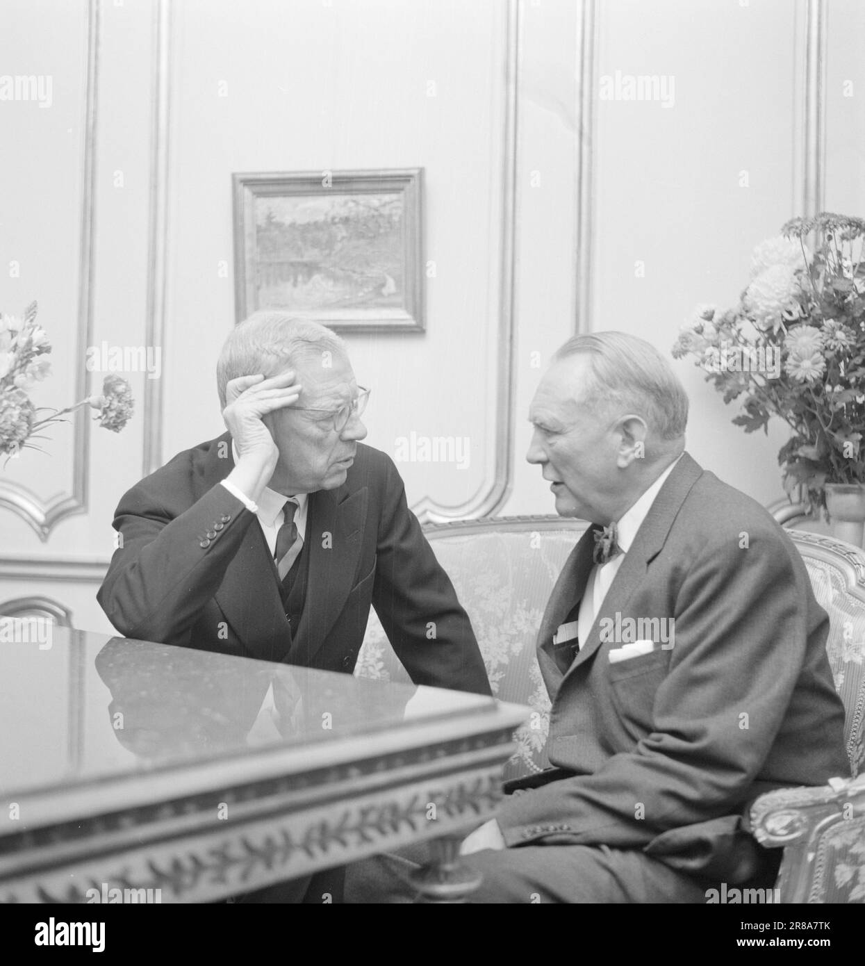 Actual 44-5-1960: A handshake Two kings and two prime ministers present when 'Voksenåsen', the national gift to Sweden, was handed over. King Gustaf VI Adolf in conversation with senior physician Carl Semb. During the war, Dr. Semb was head of the Norwegian legation's health office in Sweden and prepared the training of the police troops  Photo: Aage Storløkken / Aktuell / NTB ***PHOTO NOT IMAGE PROCESSED*** Stock Photo