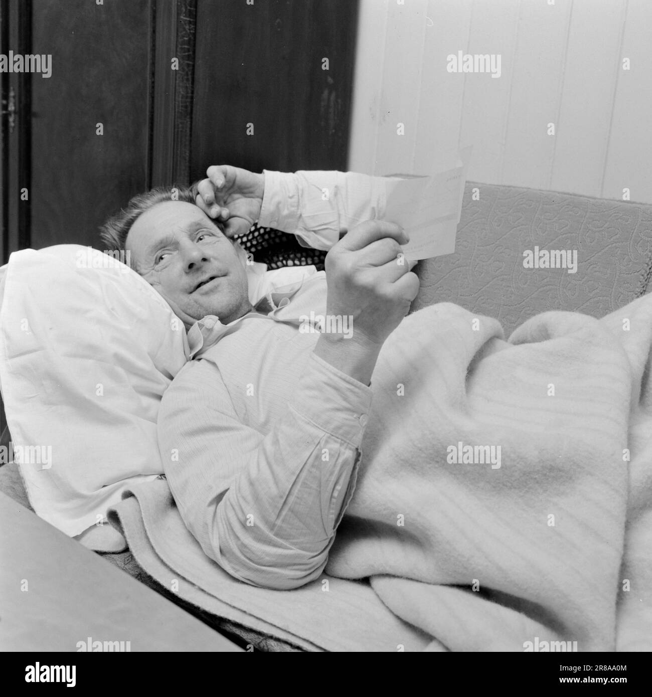 Town In The Rain Black And White Stock Photos Images Alamy town-in-the-rain-black-and-white-stock-photos-images-alamy