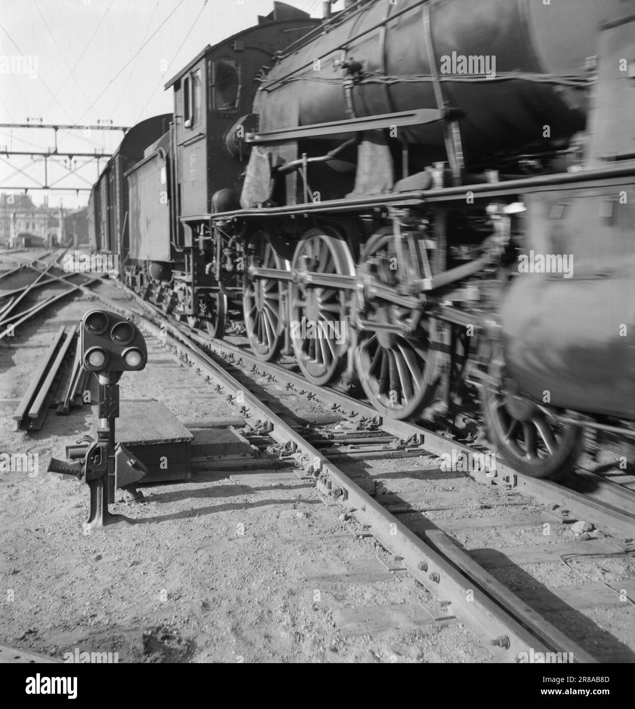 Current 25-26-1948: Do they feel safe on a train at full speed [picture 0073]The railway is still struggling with the consequences of the war, the worn-out equipment has not been replaced. Nevertheless, security is top notch. NSB is at the top in Europe when it comes to road safety. The train snorts out of the station and passes the midget signals, which have the task of orienting the driver while driving inside the station area. Photo; Svein A. Børretzen / Aktuell / NTB ***PHOTO NOT IMAGE PROCESSED*** Stock Photo