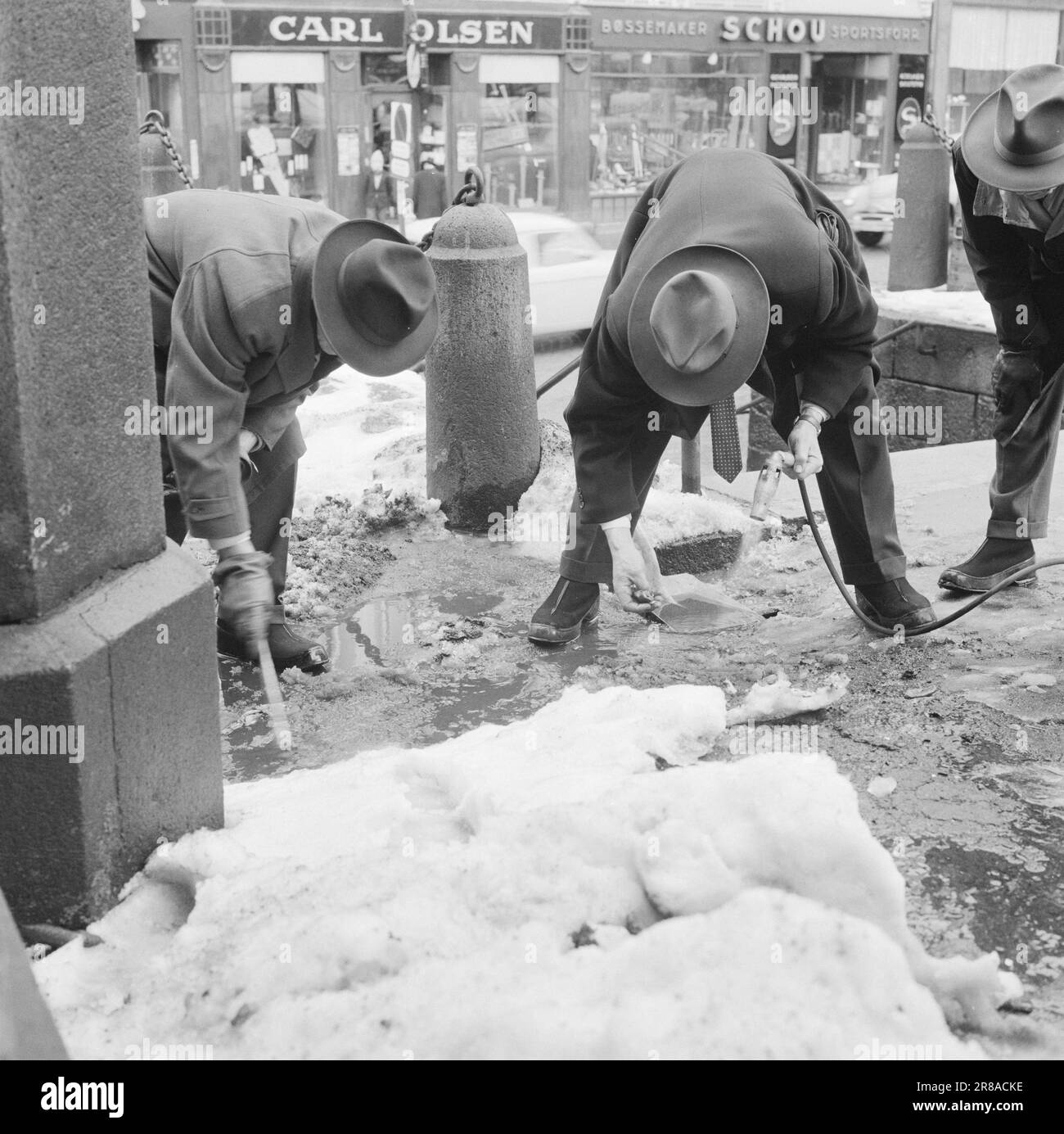 Current 13-7-1960: Who shot? A gunshot rang out from the hotel room on the fifth floor of a farm towards Karl Johans gate. At the same moment, a middle-aged man collapsed on a staircase down the street with his hands pressed to his stomach. Before he passed out, the 56-year-old station foreman Nils Mathiesen moaned to the people who crowded around him: Who shot me? While the doctors fought for Mathiesen's life and people hurried on, the investigators began their thorough work. After six hectic hours, they were able to answer the question.  The snow was melted away with the help of flamethrower Stock Photo