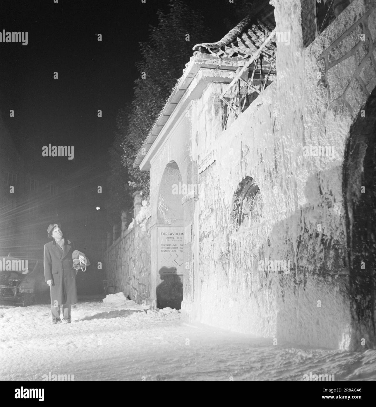 Current 21-5-1950: The fire brigade prepares for winterHenki Kolstad and Inger-Marie Andersen have the lead roles in the film 'Vi gifter oss', which is filmed in Oslo. To make it look like winter, even though the filming takes place in the autumn, the fire brigade has sprayed soap foam in the streets.  Photo: Sverre A. Børretzen / Aktuell / NTB ***PHOTO NOT IMAGE PROCESSED*** Stock Photo