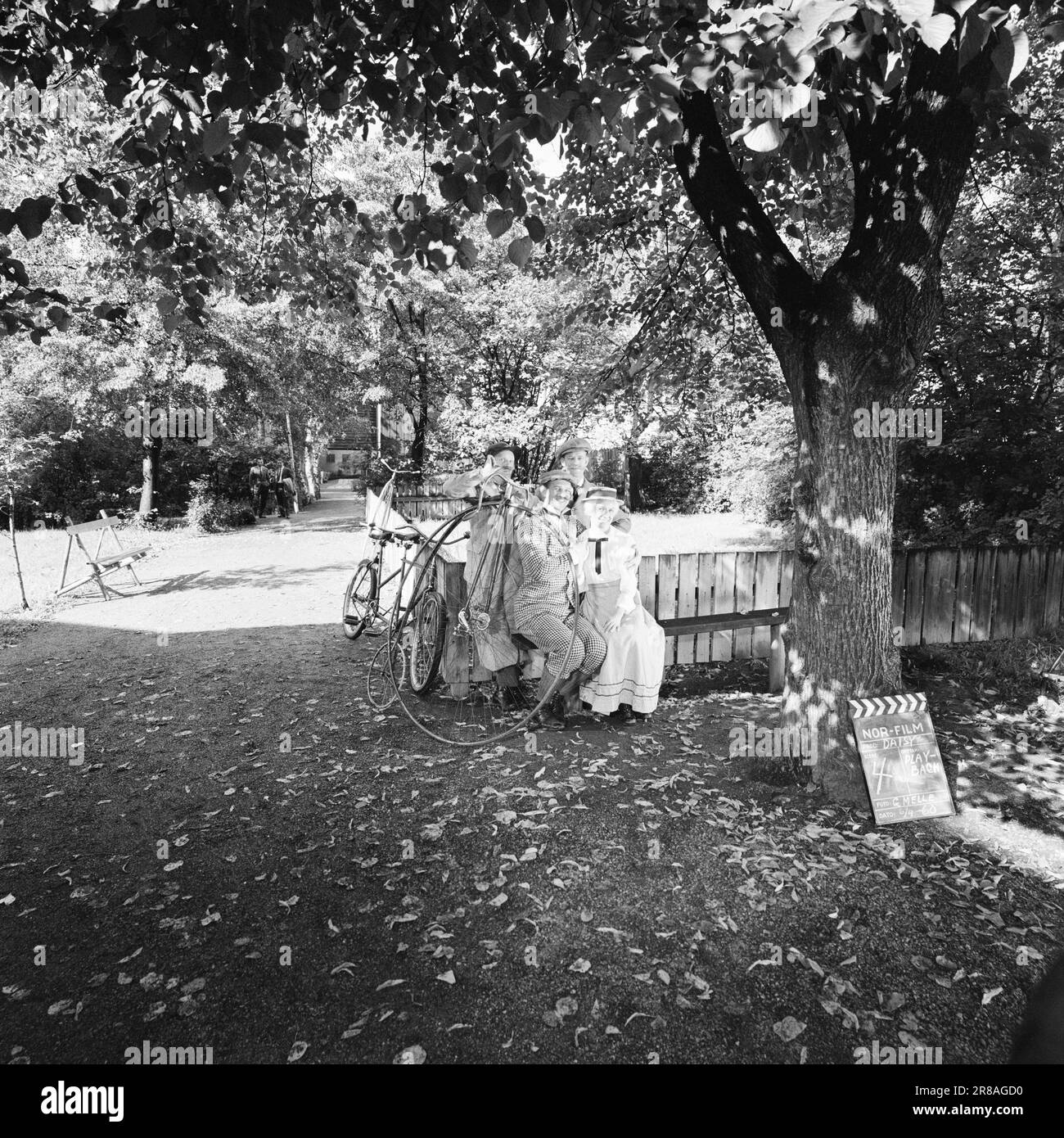 Actual 40-2-1960: Delicious Daisy It was lively at the Folkemuseet on  Bygdøy when Erik Diesens new TV program Slagerparaden was filmed. The  Monn-Keys recorded one of the most popular hits of 1900-1920 -