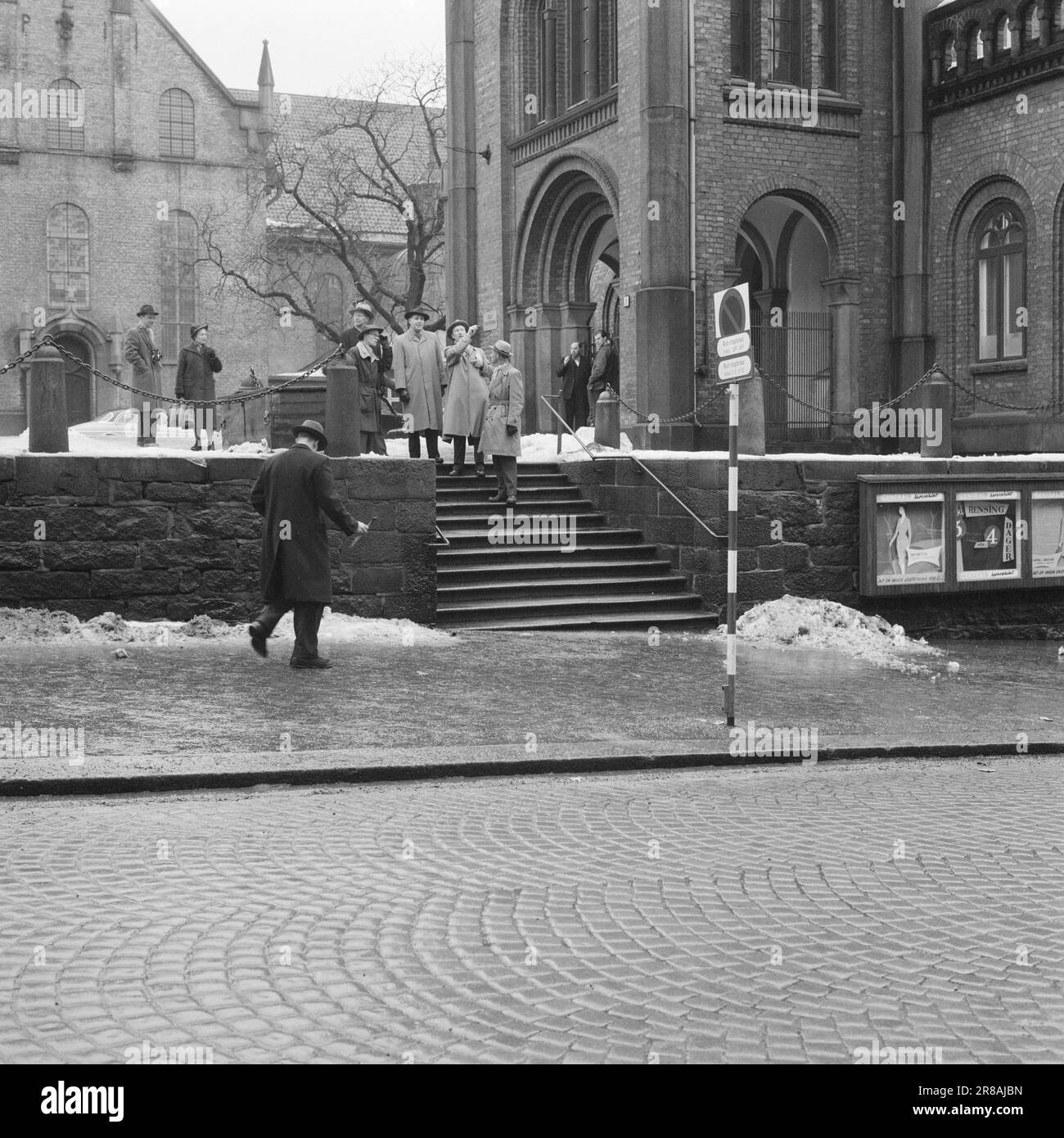 Current 13-7-1960: Who shot? A gunshot rang out from the hotel room on the fifth floor of a farm towards Karl Johans gate. At the same moment, a middle-aged man collapsed on a staircase down the street with his hands pressed to his stomach. Before he passed out, the 56-year-old station foreman Nils Mathiesen moaned to the people who crowded around him: Who shot me? While the doctors fought for Mathiesen's life and people hurried on, the investigators began their thorough work. After six hectic hours, they were able to answer the question.  That's where the bullet came from, the police say. But Stock Photo