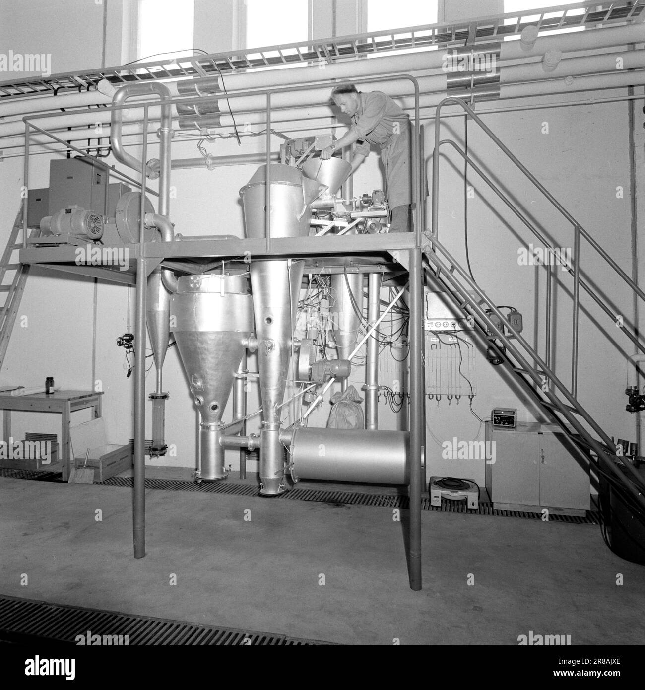 Current 42-5-1960: Norway's technical incubator Norway's Technical University in Trondheim has celebrated strongly on the occasion of its 50th anniversary. There is no sleepy 50-year-old, but a college in violent expansion in the Old Town.  In the Chemistry Hall we find this seaweed dryer that Professor Lydersen has constructed. 100,000 tonnes of seaweed meal is now produced annually in the country, which is used in medicine and for fertilization and a great deal of other things, such as e.g. chocolate pudding.  Photo: Aage Storløkken / Aktuell / NTB ***PHOTO NOT IMAGE PROCESSED*** Stock Photo