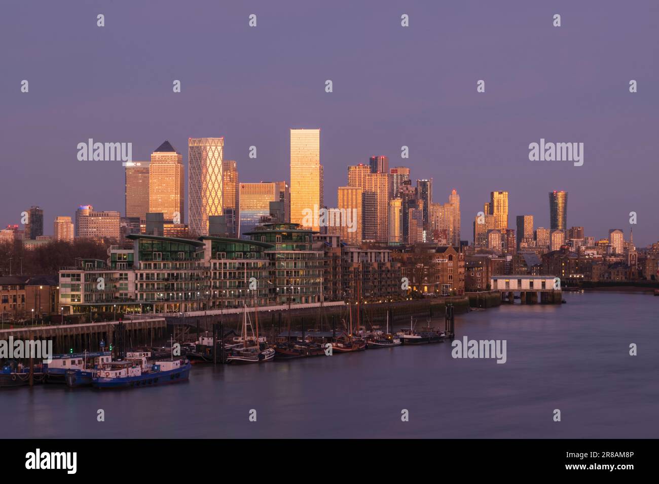 Canary wharf skyline at dusk hi-res stock photography and images - Alamy