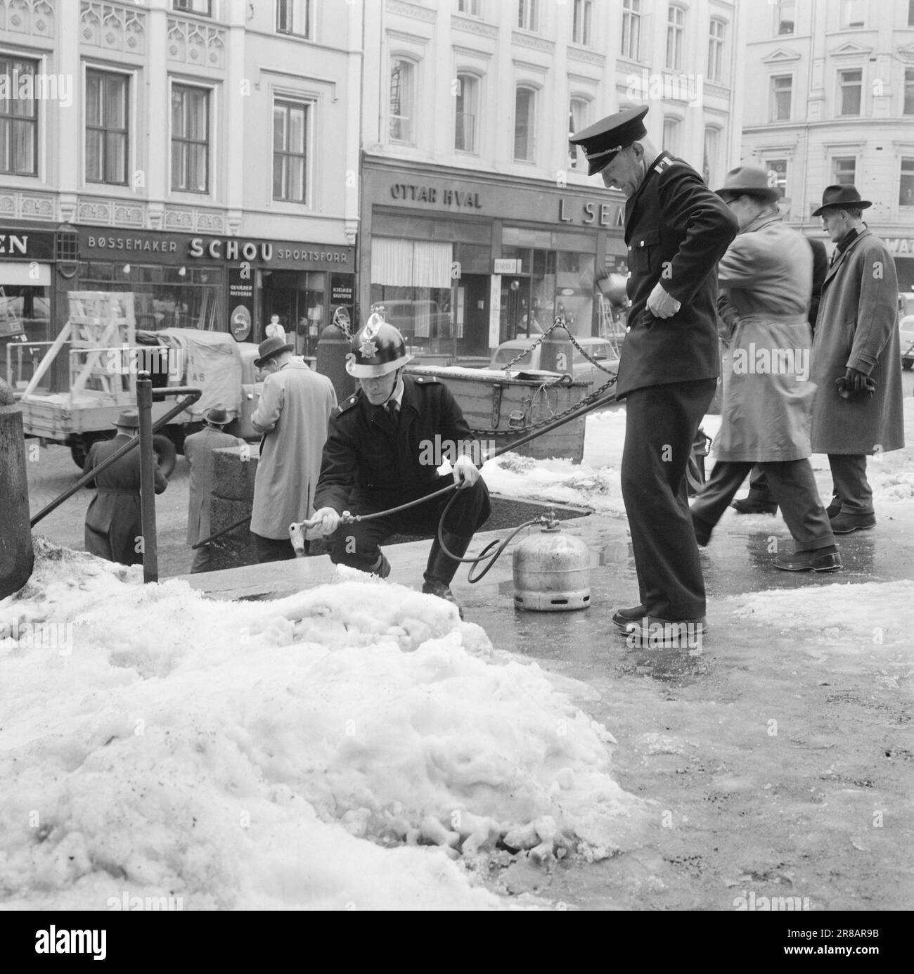Current 13-7-1960: Who shot? A gunshot rang out from the hotel room on the fifth floor of a farm towards Karl Johans gate. At the same moment, a middle-aged man collapsed on a staircase down the street with his hands pressed to his stomach. Before he passed out, the 56-year-old station foreman Nils Mathiesen moaned to the people who crowded around him: Who shot me? While the doctors fought for Mathiesen's life and people hurried on, the investigators began their thorough work. After six hectic hours, they were able to answer the question.  The snow was melted away with the help of flamethrower Stock Photo