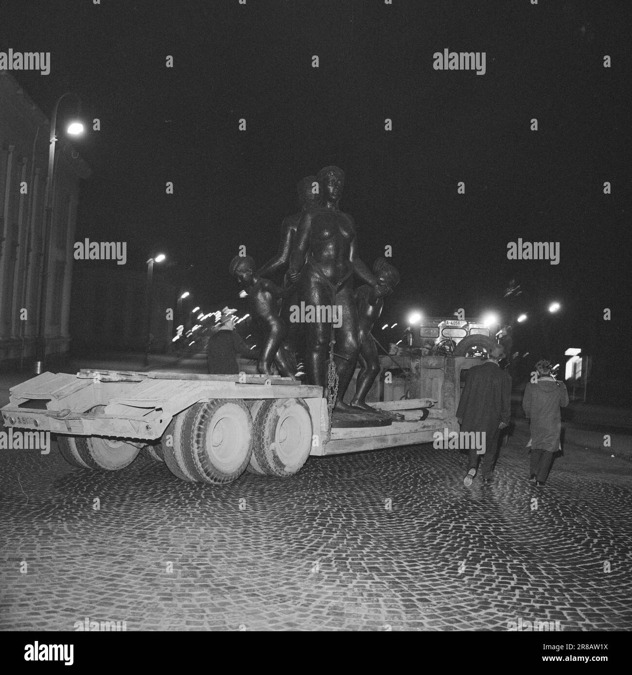 Current 20-2-1960: Amalie on a city trip Amalie, her friend and the children weigh 2.5 tonnes together and are 3.5 meters tall. They were created by the sculptor Emil Lie, and were transported from the Ila valley to Rådhusplassen, where they look out over the harbor from a four-metre high column.  Photo: Ivar Aaserud / Aktuell / NTB ***PHOTO NOT IMAGE PROCESSED*** Stock Photo