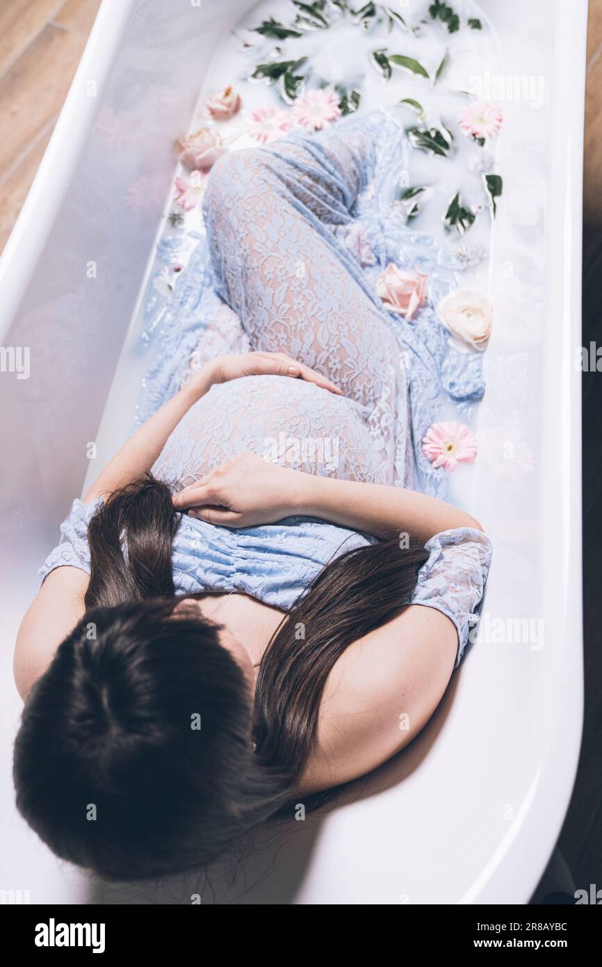 Pregnant woman in bath hi-res stock photography and images - Alamy