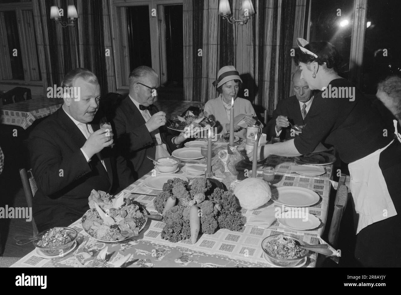 Current 52-2-1960: Cauliflower ala Christmas Ribs, actor Willie Hoel with ablegoyers on the Christmas table. Chlorophyll is a party This year's company party took place in the raw food restaurant under the motto: 'Well-being in the workplace. To fight cardialgia, lumberjacks and bad breath.'  Photo: Sverre A. Børretzen / Aktuell / NTB ***PHOTO NOT IMAGE PROCESSED*** Stock Photo