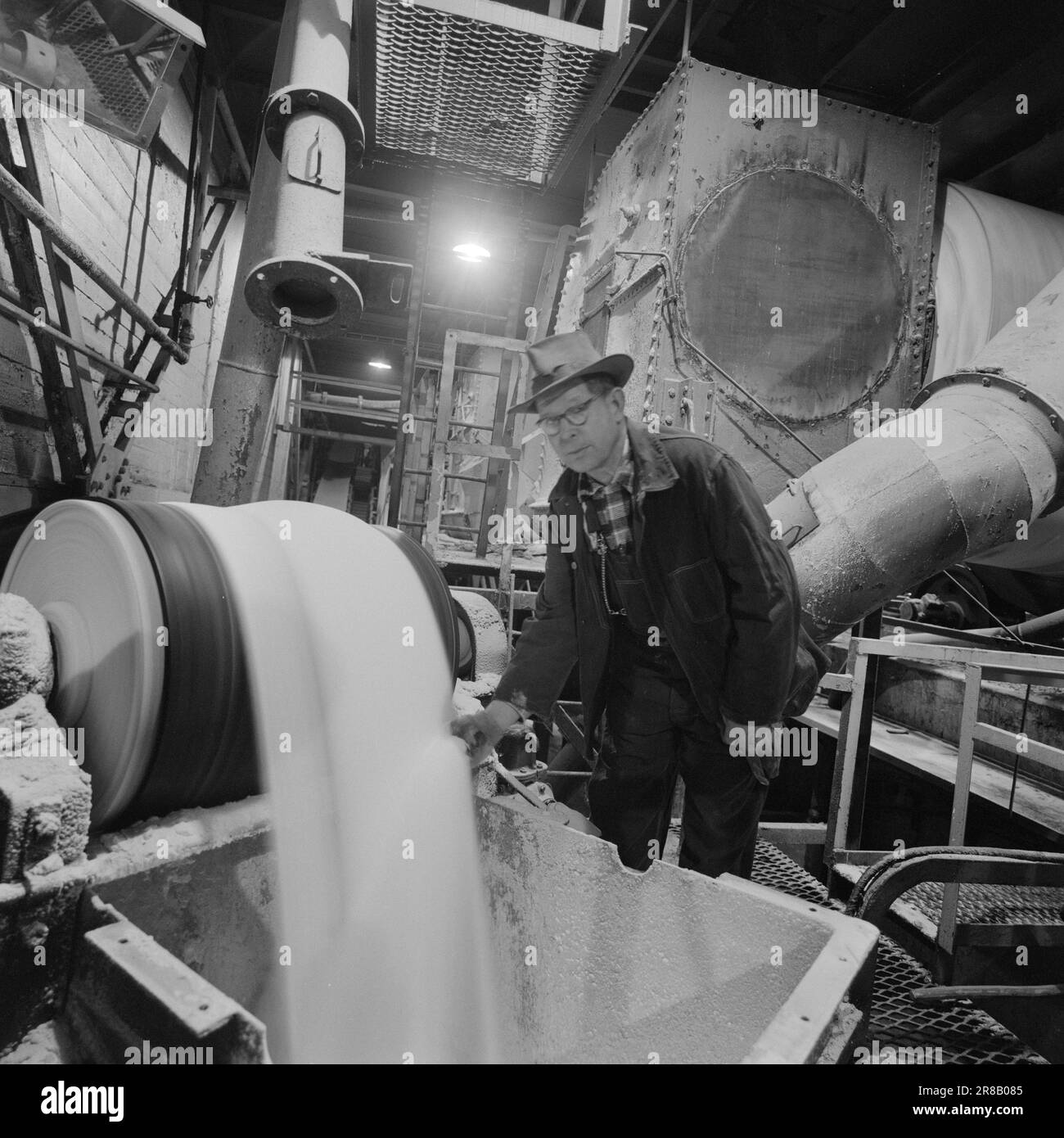 current-14-10-1960-norsk-hydro-a-working-day-is-over-a-new-one-has