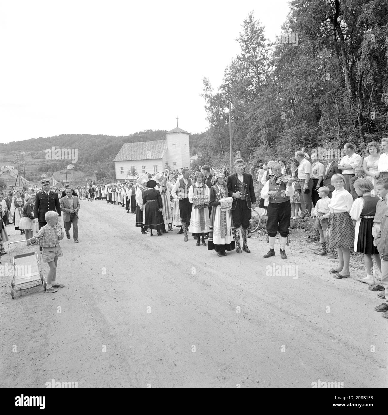 Old Procession Current 33-2-1960: Bridal procession in Hardanger. Synnøve Hauge and ...