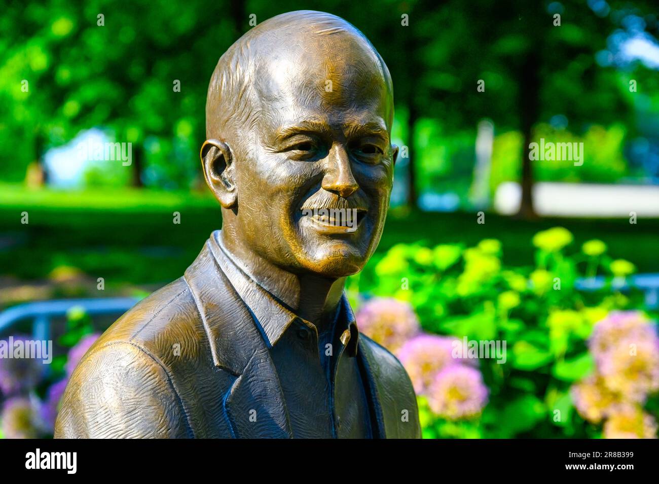 Jack Layton sculpture in Toronto, Canada Stock Photo - Alamy