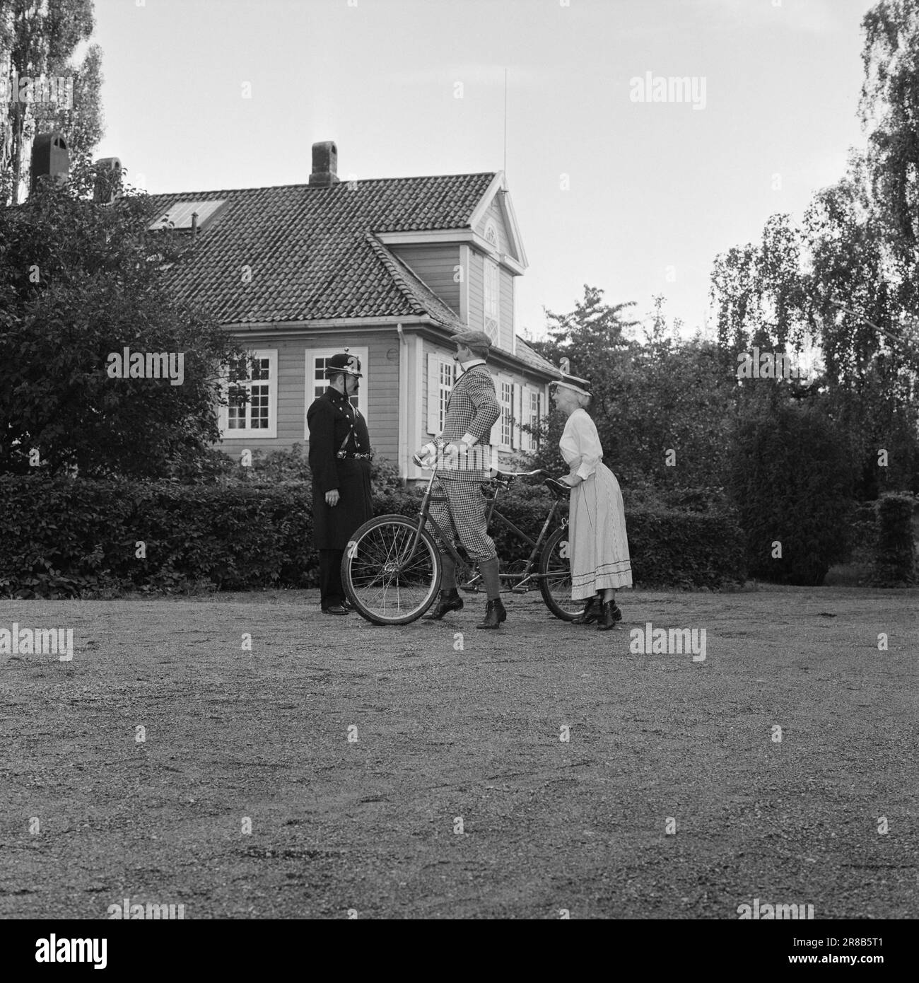 Actual 40-2-1960: Delicious Daisy It was lively at the Folkemuseet on  Bygdøy when Erik Diesens new TV program Slagerparaden was filmed. The  Monn-Keys recorded one of the most popular hits of 1900-1920 -