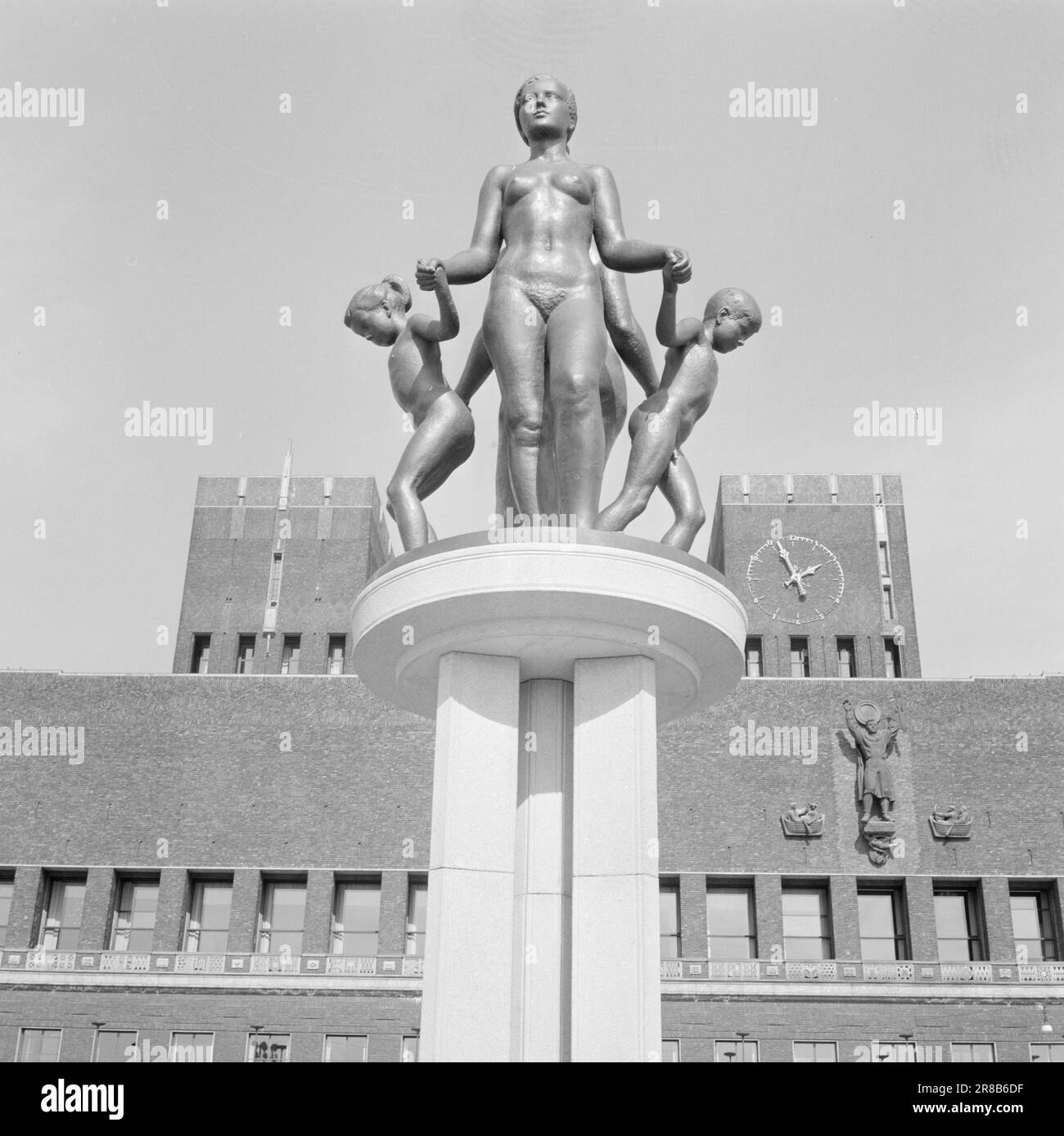 Current 20-2-1960: Amalie on a city trip Amalie, her friend and the