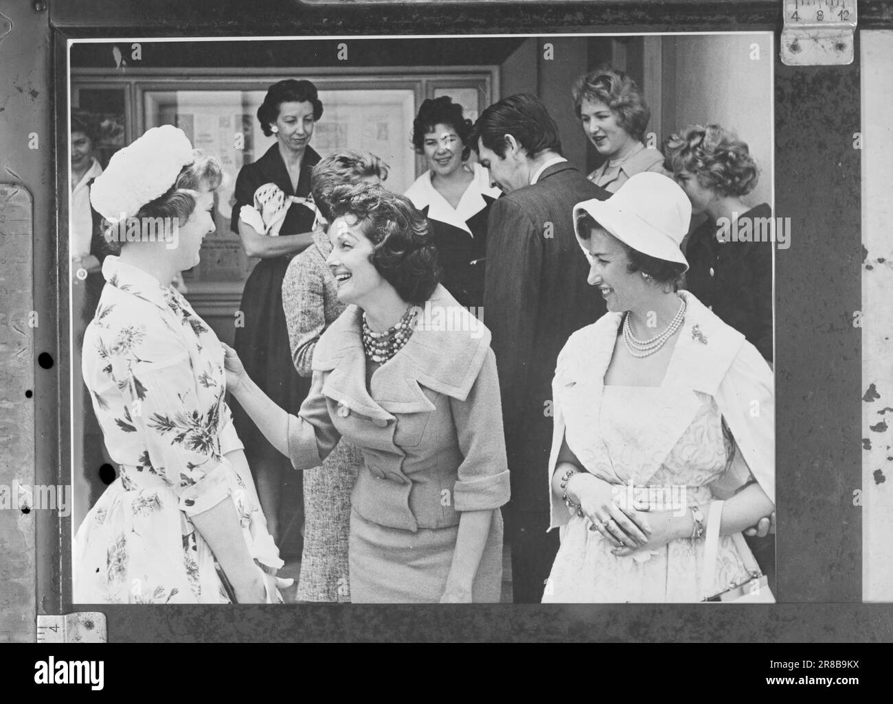 Current 27-6-1960 : Princesses on a fan SAS opened a jet express to the USA with royal guests on board.  And then over to Hollywood. The Danish heir to the throne, Princess Margrethe, and our own Astrid together with Jane Russell.  Photo: Aktuell / NTB ***PHOTO NOT IMAGE PROCESSED*** Stock Photo