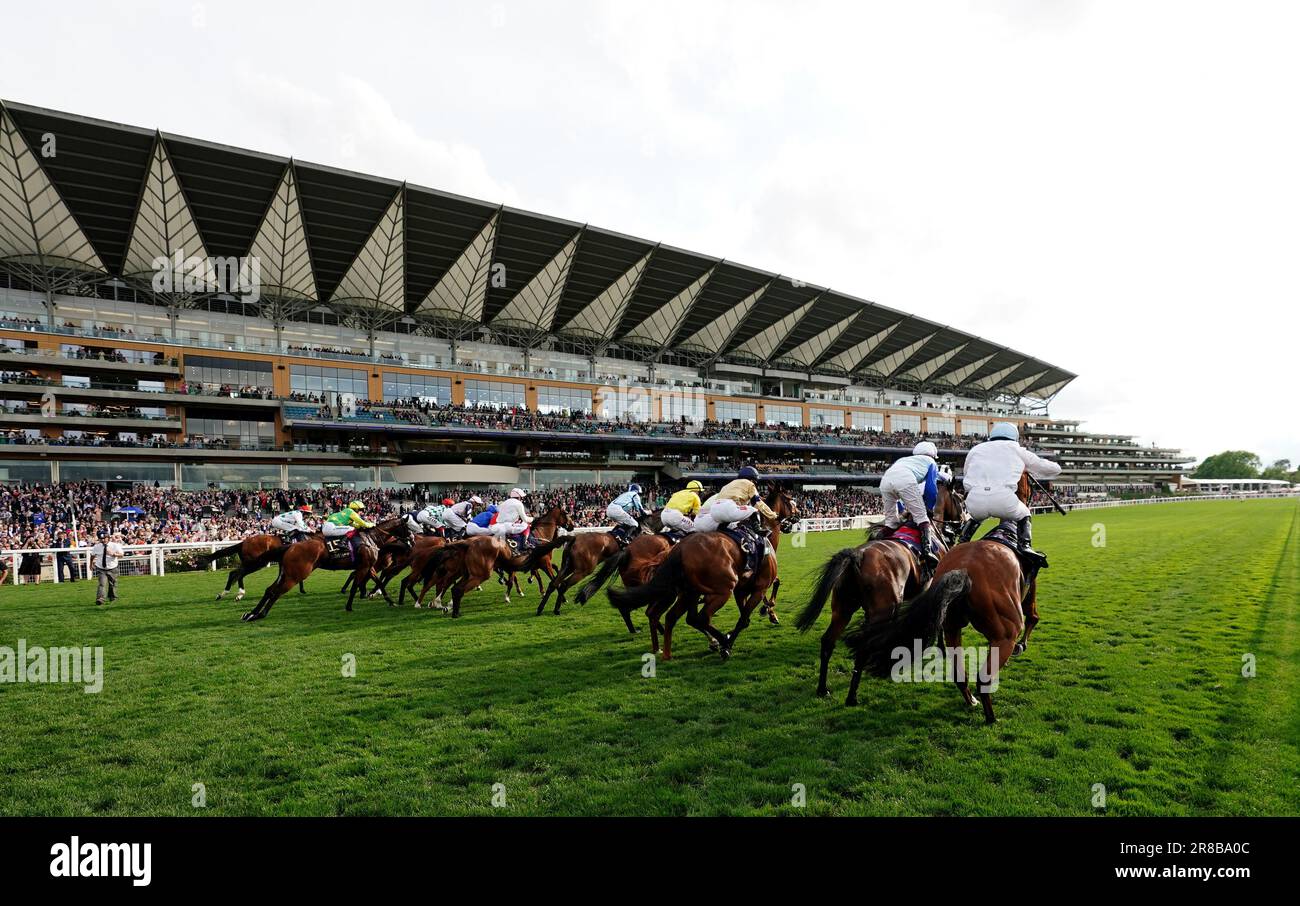 runners-and-riders-start-the-copper-horse-handicap-during-day-one-of