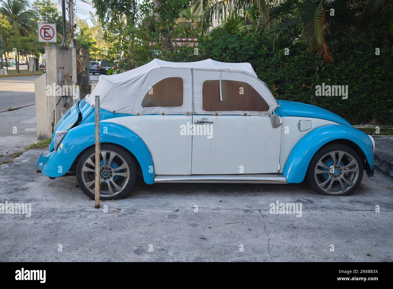 Old Volkswagen Beetle Car Cancun Mexico Stock Photo Alamy