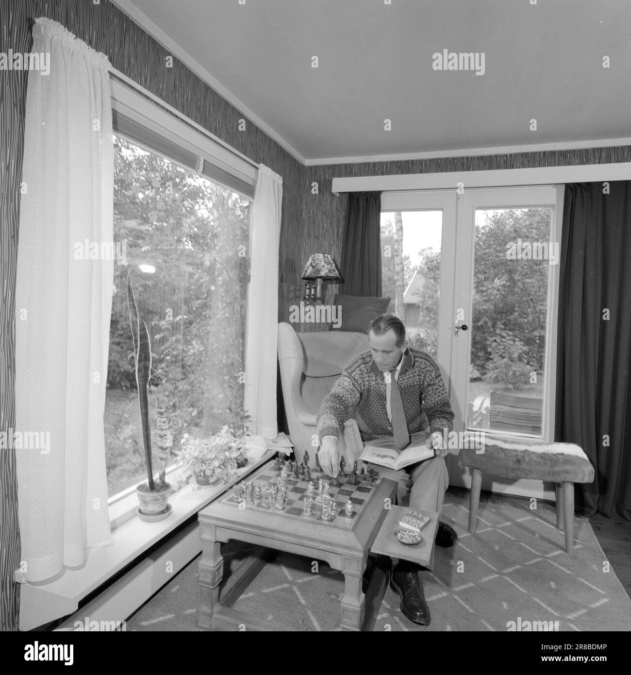 Actual 4281960 Skouen & Kone.At home with Arne Skouen and his wife