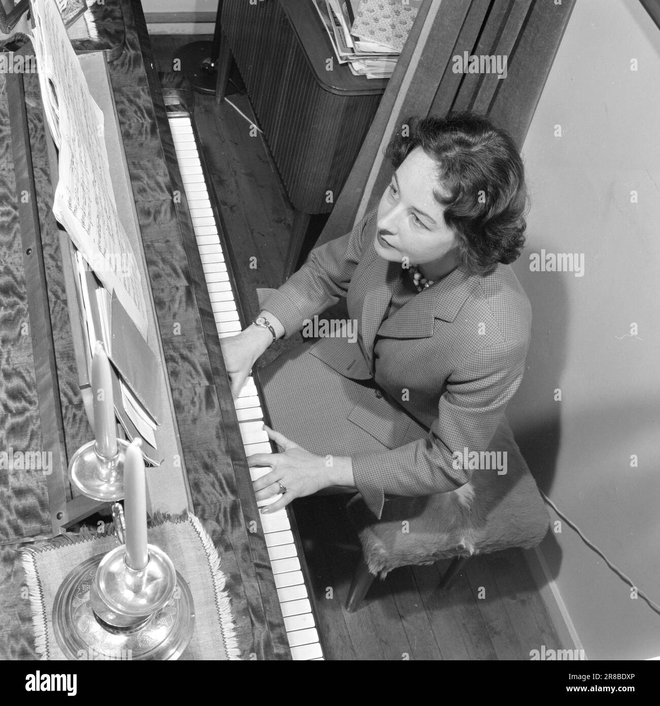 Actual 4281960 Skouen & Kone.At home with Arne Skouen and his wife