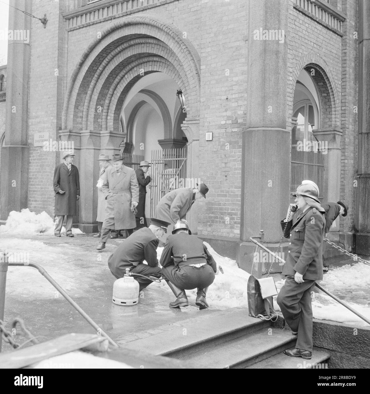 Current 13-7-1960: Who shot? A gunshot rang out from the hotel room on the fifth floor of a farm towards Karl Johans gate. At the same moment, a middle-aged man collapsed on a staircase down the street with his hands pressed to his stomach. Before he passed out, the 56-year-old station foreman Nils Mathiesen moaned to the people who crowded around him: Who shot me? While the doctors fought for Mathiesen's life and people hurried on, the investigators began their thorough work. After six hectic hours, they were able to answer the question.  The bullet had passed through the victim. Firefighters Stock Photo