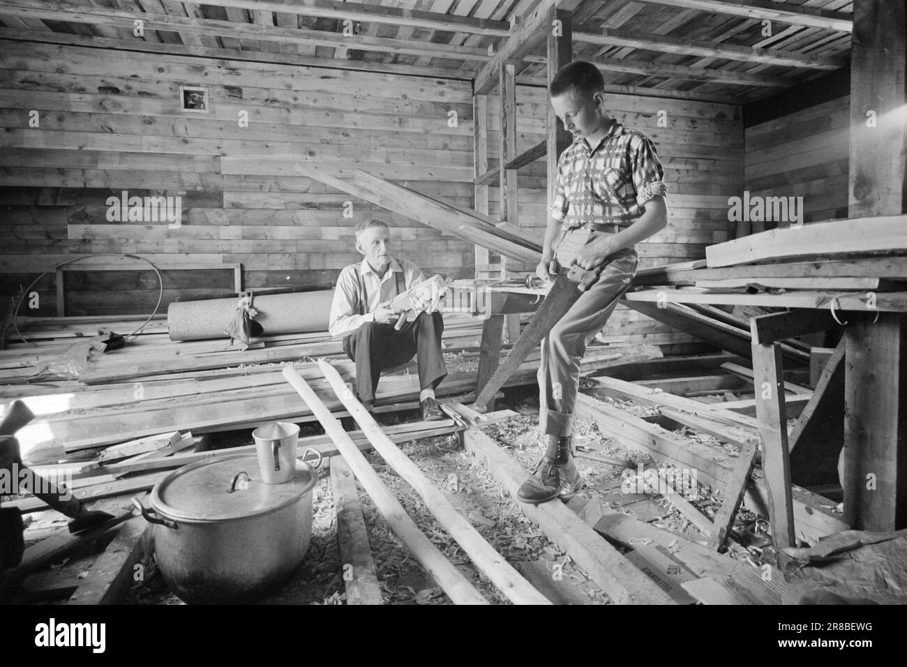Actual 28-9-1960 : Farmer Farmer at 15 Visiting the country's youngest farmer, Kjell Løftingsbakken.  Both Kjell and his father are carpenters and joiners. They have just built a new wing on the farmhouse and are now running and paneling the walls. The new wing will, among other things, contain bathroom.  Photo: Sverre A. Børretzen / Aktuell / NTB ***PHOTO NOT IMAGE PROCESSED*** Stock Photo