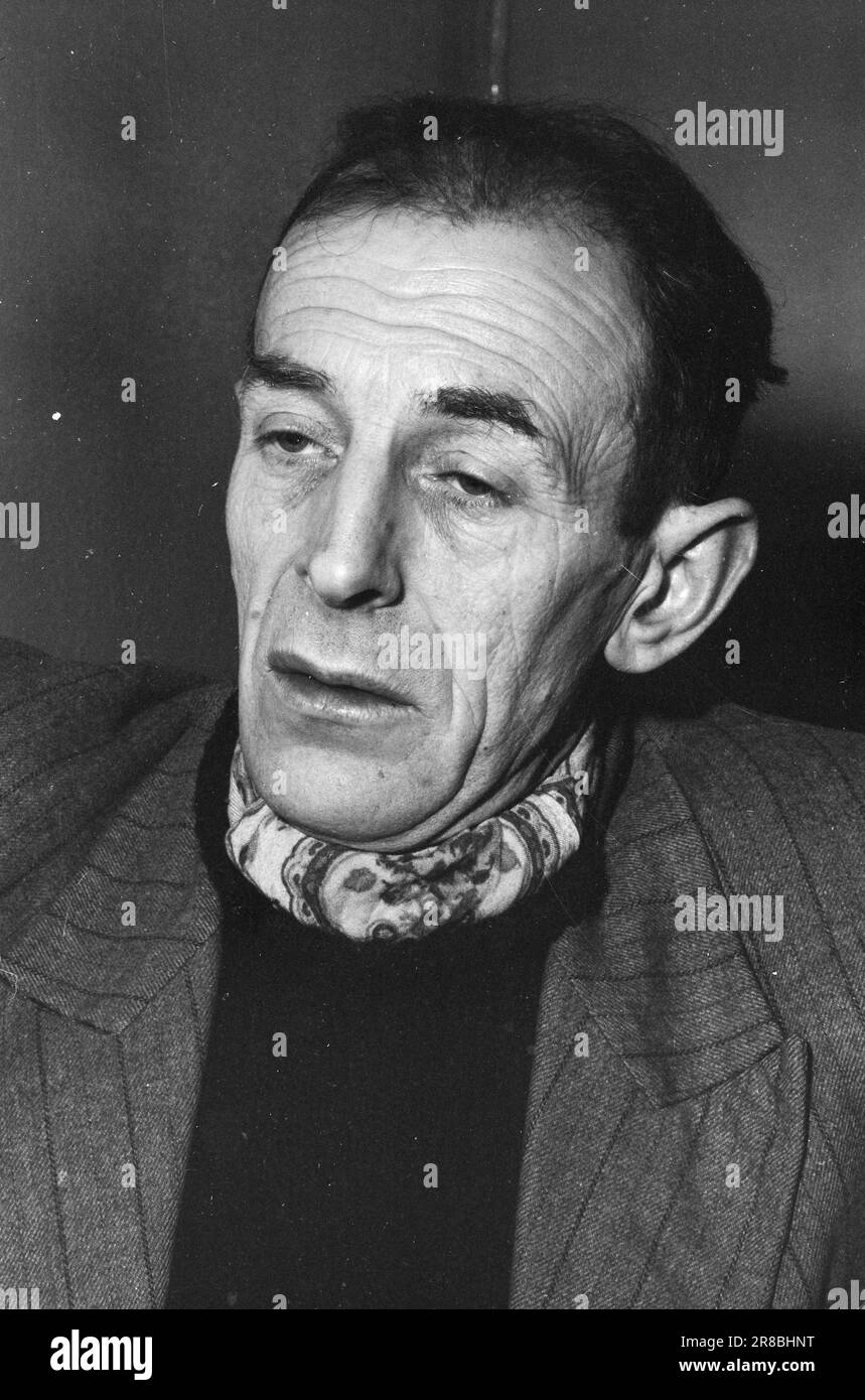 Current 1091960 Floating coffin Flakke fixes old tubs in his own