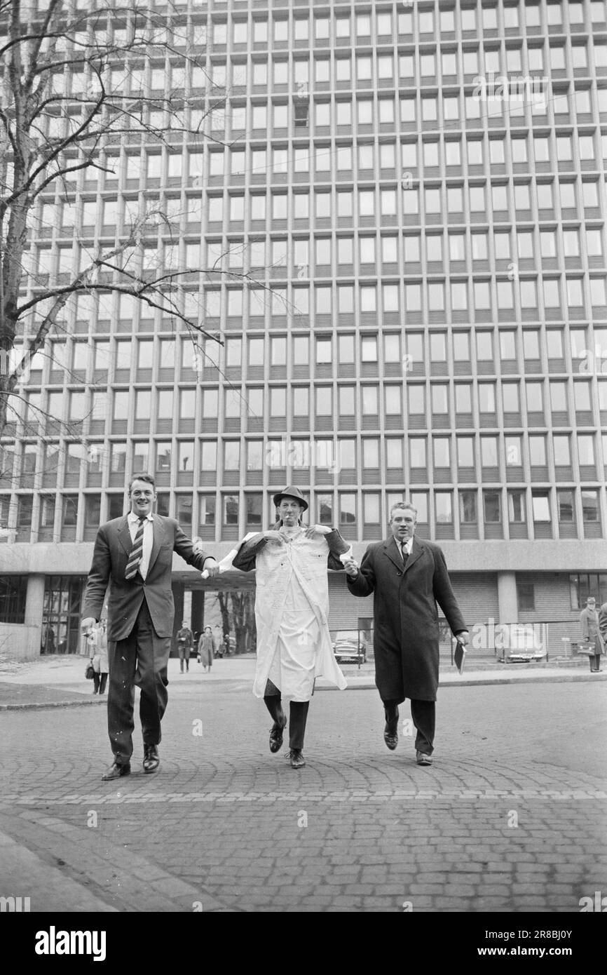 Current 24-11-1960: The rescue shirt The shirt has been a lifeline for others who needed a white collar in a hurry. When the 'Skomvær' action was launched in Kringkastingen, Odd Hjort-Sørensen believed that the eternal shirt could be used for something more useful than saving land crabs from a frayed existence in company life. Thus he set about signing signatures with associated contributions to Skomvær II.  Photo: Odd Gjerstad / Aktuell / NTB ***PHOTO NOT IMAGE PROCESSED*** Stock Photo