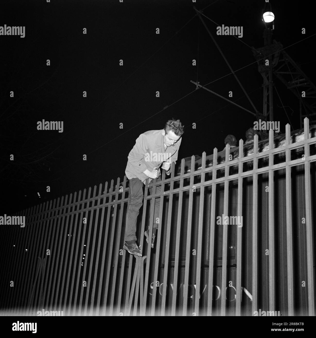 Actual 57-5-1960: Not one of the others Oslo is a harsh city towards outsiders. The other Nordic cities show more humanity. David is one of Oslo's outliers. Aktuell has followed him for a day.  Light as a cat, he climbed over the fence to the Vestbane area. But the heated railcars were locked.  Photo: Aage Storløkken / Aktuell / NTB ***PHOTO NOT IMAGE PROCESSED*** Stock Photo
