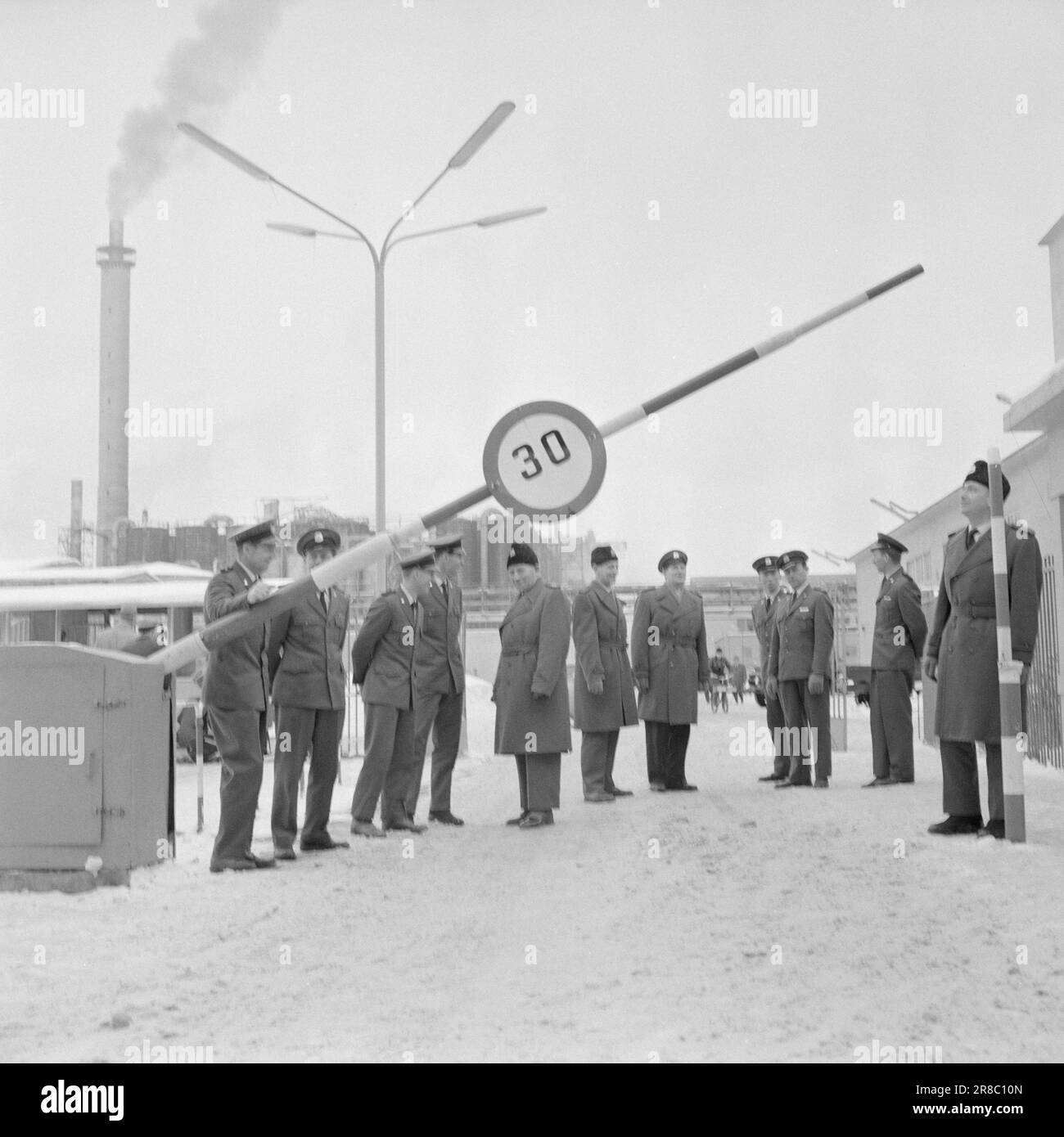current-14-10-1960-norsk-hydro-a-working-day-is-over-a-new-one-has