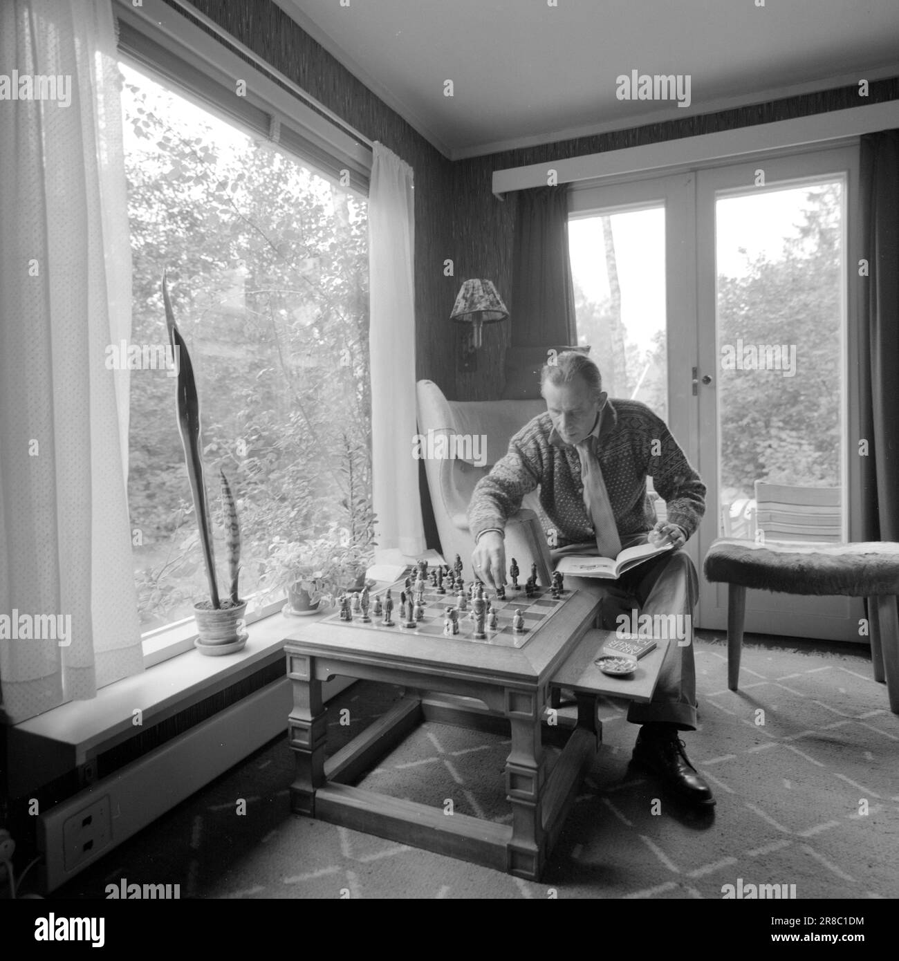Actual 4281960 Skouen & Kone.At home with Arne Skouen and his wife