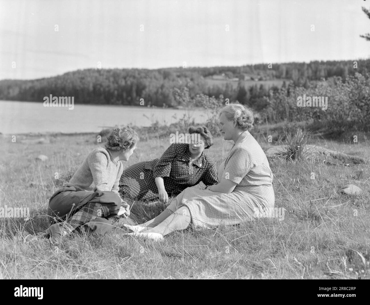 Actual 15-1950: Holiday for the first timeHousewives are the country's largest occupational group. The working day usually extends over 12-14 hours. Norwegian People's Aid has worked to ensure that housewives get 14 days of free holiday each year.  Photo: Arne Kjus / Aktuell / NTB ***PHOTO NOT IMAGE PROCESSED*** Stock Photo