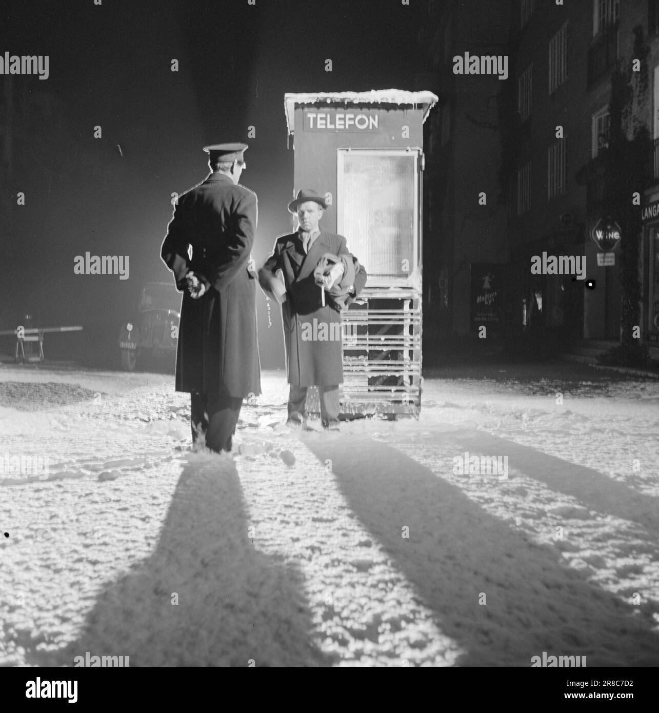 Current 21-5-1950: The fire brigade prepares for winterHenki Kolstad and Inger-Marie Andersen have the lead roles in the film 'Vi gifter oss', which is filmed in Oslo. To make it look like winter, even though the filming takes place in the autumn, the fire brigade has sprayed soap foam in the streets.  Photo: Sverre A. Børretzen / Aktuell / NTB ***PHOTO NOT IMAGE PROCESSED*** Stock Photo