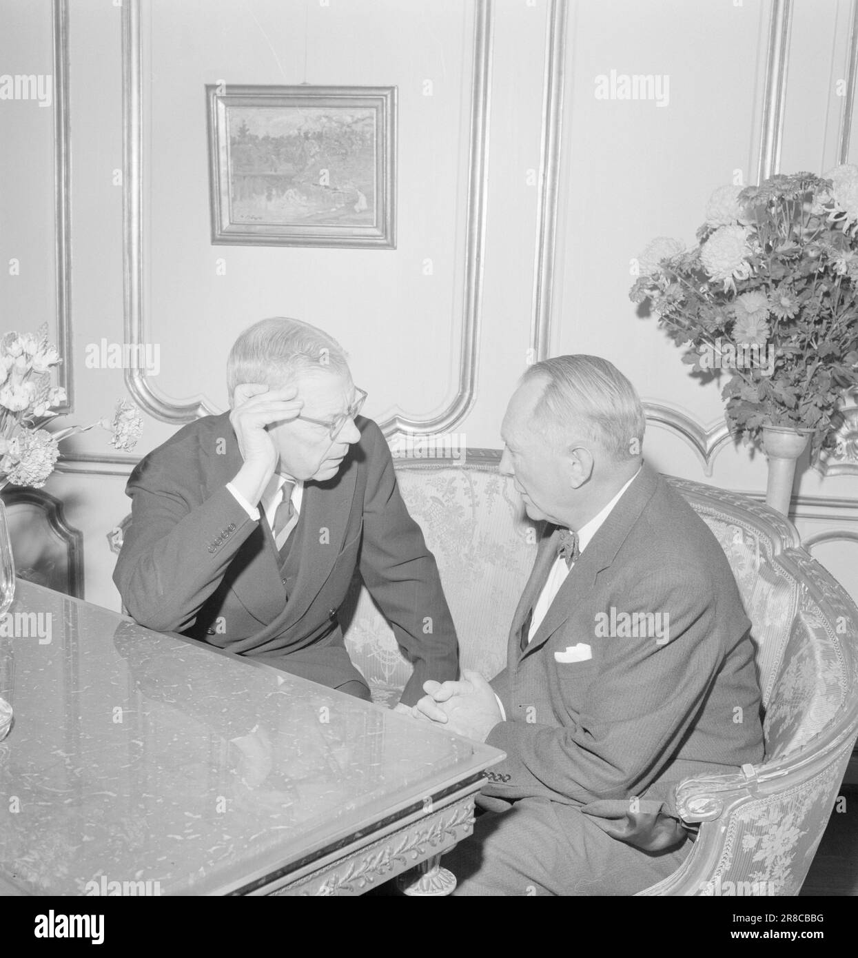 Actual 44-5-1960: A handshake Two kings and two prime ministers present when 'Voksenåsen', the national gift to Sweden, was handed over. King Gustaf VI Adolf in conversation with senior physician Carl Semb. During the war, Dr. Semb was head of the Norwegian legation's health office in Sweden and prepared the training of the police troops  Photo: Aage Storløkken / Aktuell / NTB ***PHOTO NOT IMAGE PROCESSED*** Stock Photo