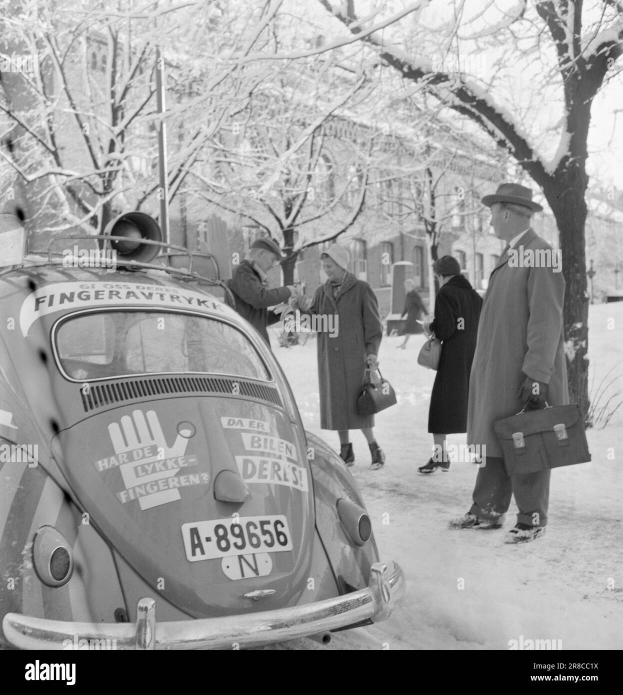 Actual 50-7-1960: They can get a free car The lucky streak continues in Østfold. For some reason our car became particularly popular among the girls in Moss. Never have so many girls, misses and housewives blackened our blocks in such a steady stream as during those dinner hours when we invited Moss to take part in the Lucky Finger Run.  Current lucky finger men collect fingerprints in the Christmas spirit in Moss.  Photo: Bjørn Bjørnsen / Aktuell / NTB ***PHOTO NOT IMAGE PROCESSED*** Stock Photo