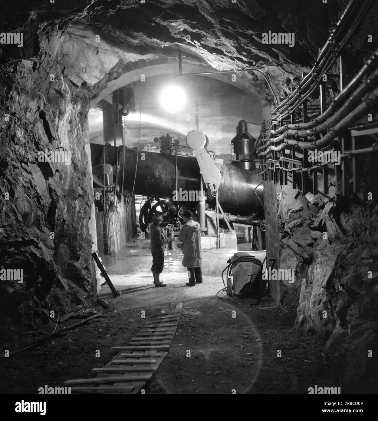 Actual 12-1948: The giant factory in Årdal. Årdal works.Pipe break valve just below the intake. If the pipe bursts, the heavy plumb bob automatically falls down and shuts off the water, so that a terrible disaster does not happen.  Photo: Sverre A. Børretzen/Aktuell/NTB ***PHOTO NOT IMAGE PROCESSED*** Stock Photo